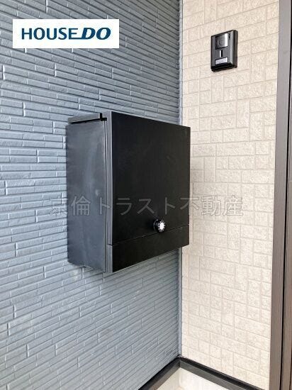 エントランスにはスマートな壁付けのインターホンとポストが設置されています◎