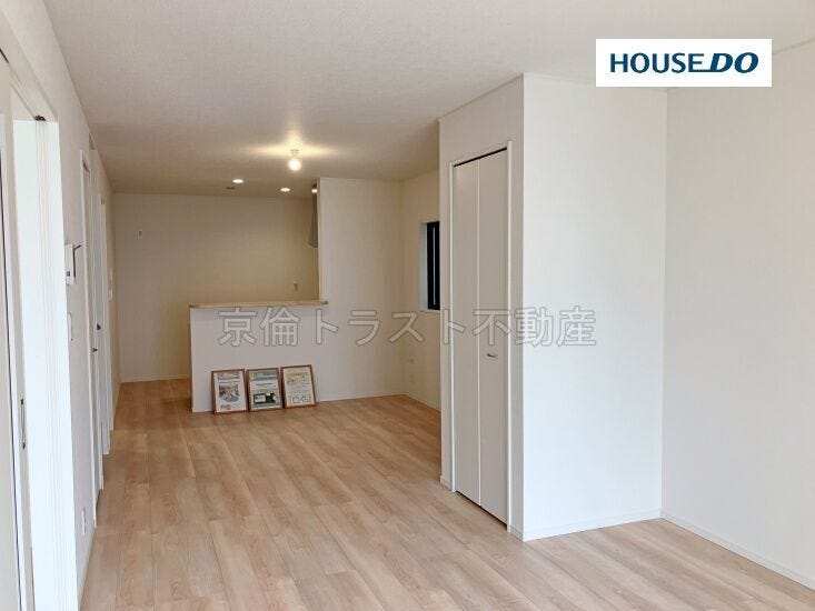 キッチンと一体化したリビング!家族みんなが集まる明るく居心地の良い空間です!