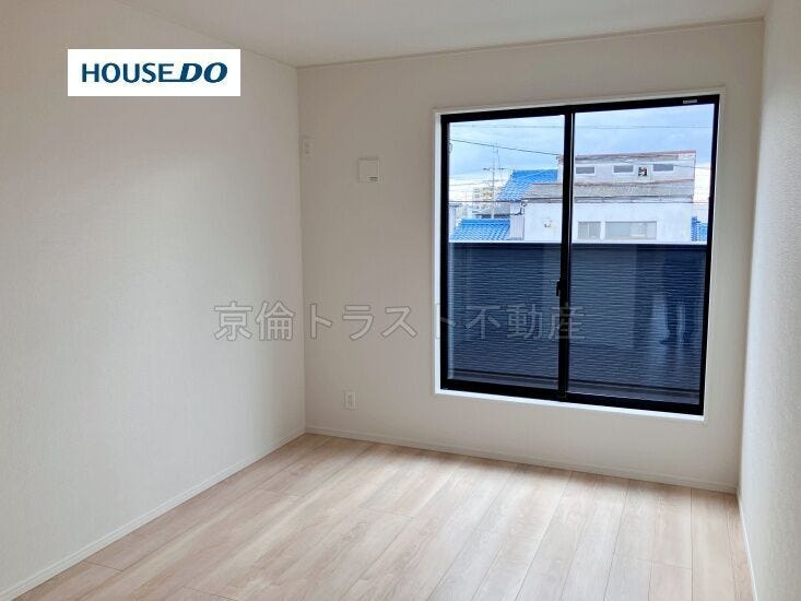 南東の洋室6.5帖はバルコニーに面した明るいお部屋です。大容量のクローゼットもあり、主寝室にピッタリのお部屋です!