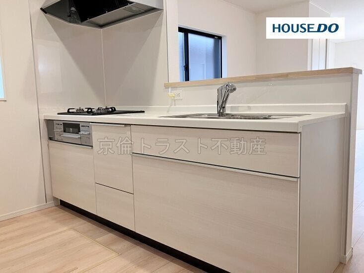 リビングを見渡すことができる対面式カウンターキッチン。