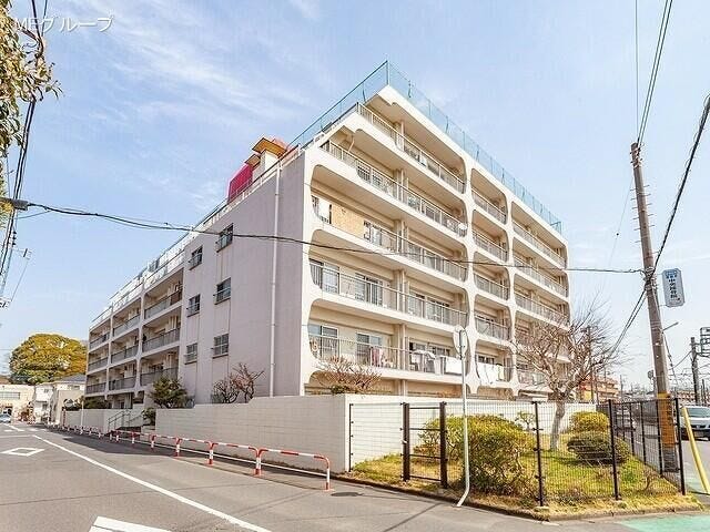 【外観】
常盤平駅徒歩3分の好立地♪
周辺は、日本の道100選に選ばれた【桜通り】や新・日本街路樹百景 【常盤平けやき通り】など、自然豊かな環境となっております!