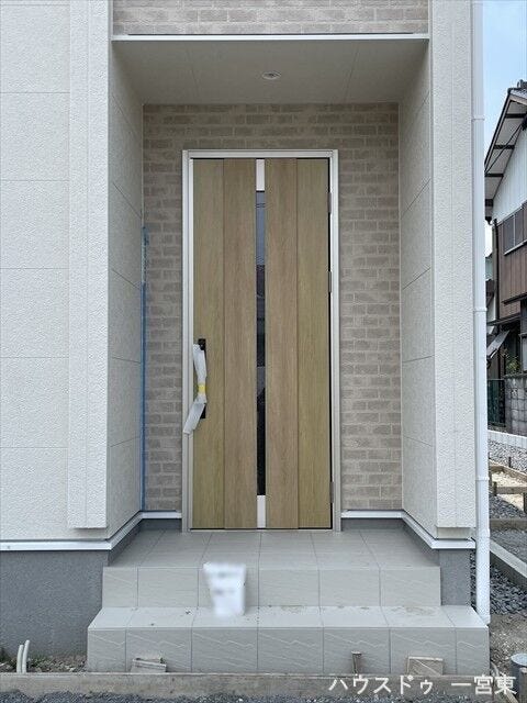 【玄関ポーチ】