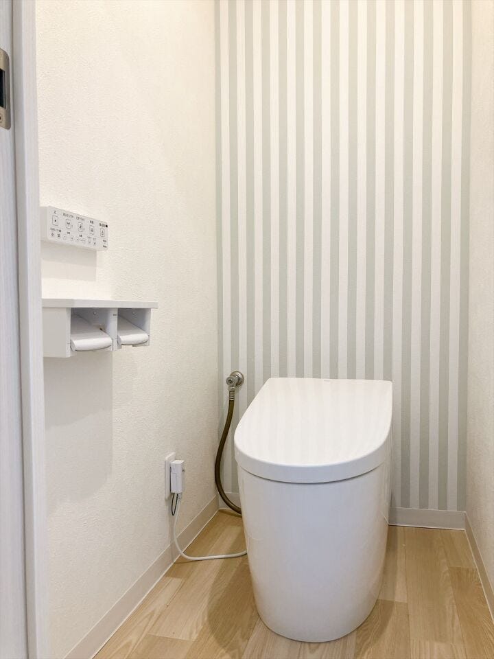 【温水洗浄器付きトイレ 】
温水洗浄器付きのトイレは、便座を暖かく保てるため、冬場でも座ったときにヒヤッとせず快適に使用できます!
ペーパーの使用量の削減にもなるため経済面でもメリットがあります♪