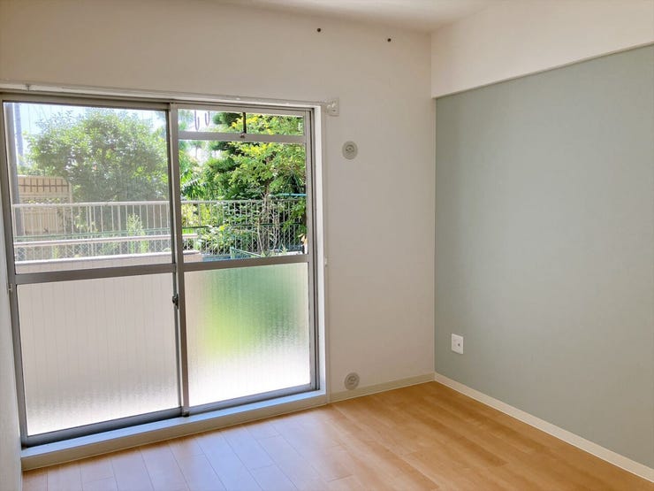 【洋室】
広々としたお部屋は家具の配置やインテリアデザインがしやすく、自分好みの居心地の良い空間を作れます♪
ソファやテレビ台を設置して家族や友人とくつろげるセカンドリビングスペースにもなります!