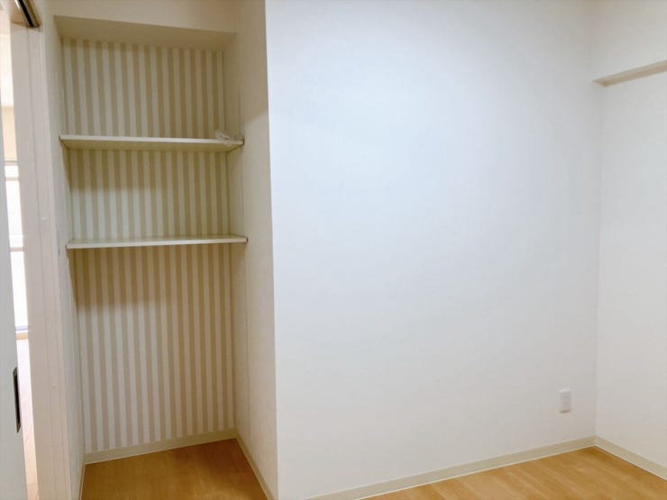 【納戸】
季節家電や掃除道具、日用品のストックなどをすっきり収納できます!
生活空間を広く保てるため、片付けがしやすく家事効率もアップしやすいです♪
使い勝手の良い便利な収納スペースです!
