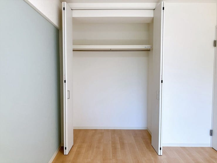 【収納】
扉付きのクローゼットは中身をしっかり隠せるため、生活感を抑えお部屋全体をすっきりと見せることができ、急な来客時にも安心です♪
さらに棚付きの収納があることで、細かな物も整理できます!