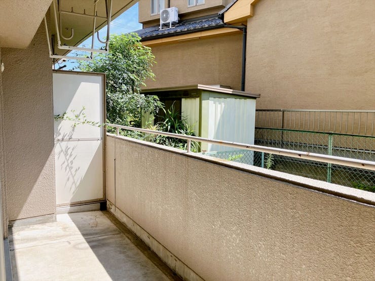 【バルコニー】
南に面したバルコニーは陽当りがよく、洗濯物が乾きやすいです♪
陽当たりが良いため、日光浴やガーデニングの使用にも適しており、外の空気を楽しむ場として活用しやすいです!