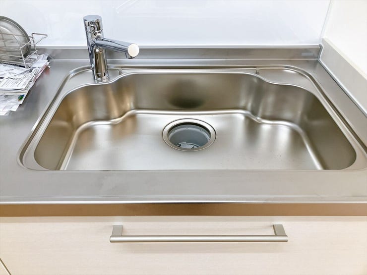 【シンク】
深めの設計のシンクは水撥ねがしづらく、食器類を多く置けるため毎日の洗い物のストレスを軽減します♪
さらに高めの位置に水栓があるため、大きなフライパンやまな板も洗いやすいです♪
