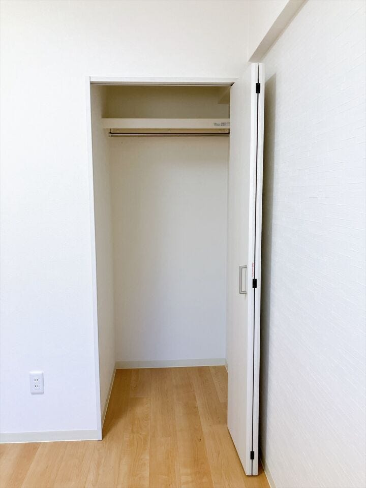 【収納】
本棚や衣類、掃除用具、靴箱など多用途に使える便利なスペースです!
限られた空間を有効活用でき、生活動線もスッキリします♪
家族の暮らしに合わせて自由に使える収納です!