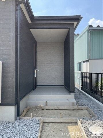 【玄関ポーチ】
