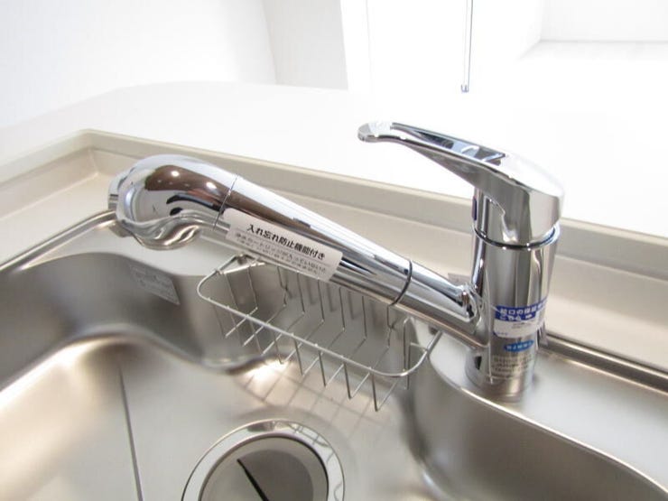 蛇口一体型の浄水器で、見た目もすっきり。キッチンまわりを美しく保てます。