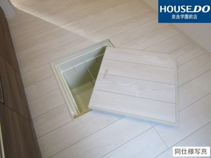 調味料や保存食品、日用品のストックなどをまとめて収納できる床下収納付き。