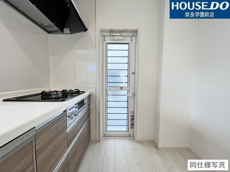 キッチンの勝手口はゴミ出しや換気や通気に役立ちます。