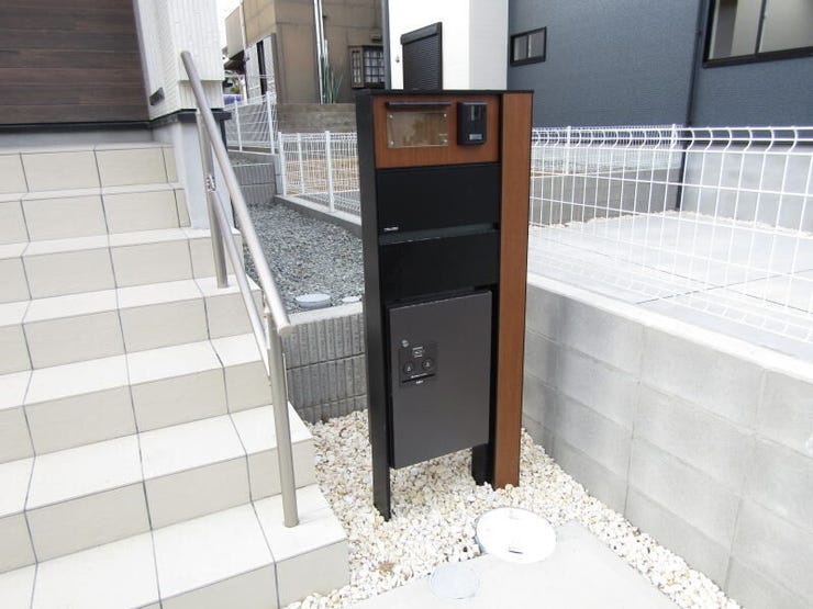 宅配ボックス付きで再配達の手間を省きつつ、防犯面にも配慮された安心の設備です。