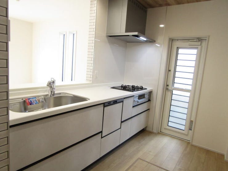 取り出しやすくしまいやすい、大容量の収納を備えたシステムキッチン。使い勝手抜群で、毎日の料理がもっと快適になります。