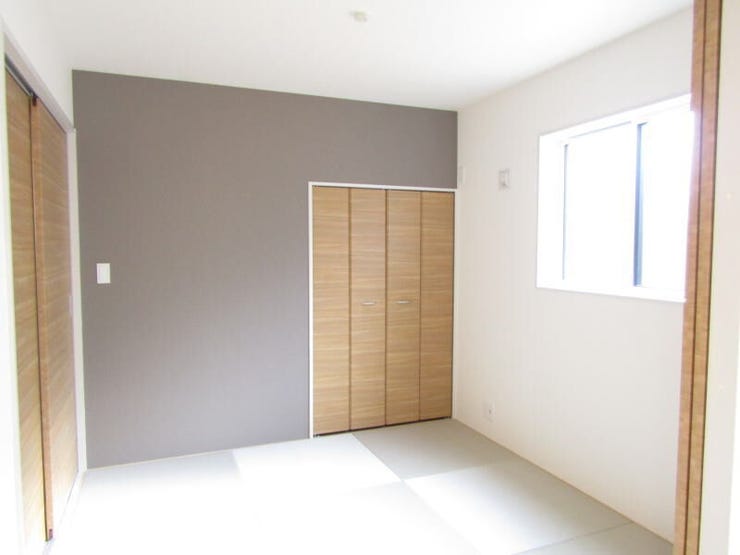 リビング横にある和室は、客間やキッズスペースとしても使える便利な空間です。