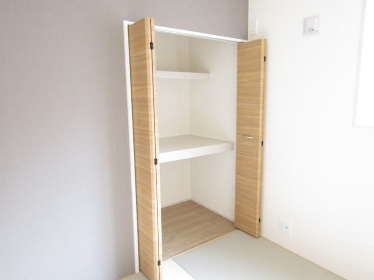 和室には広々とした押入れがあり、布団やお子様の荷物、季節の収納にも最適。暮らしの中で柔軟に使える収納スペースです。