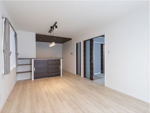 約18帖のLDKはストレートタイプでキッチンからリビングでくつろぐ家族を見守れます
(2025年12月7日)