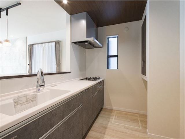 パントリー完備の対面式キッチンはカウンターの向こう側から今日のご飯は何?と聞いてくる家族の笑顔が想像できますね
(2025年12月7日)