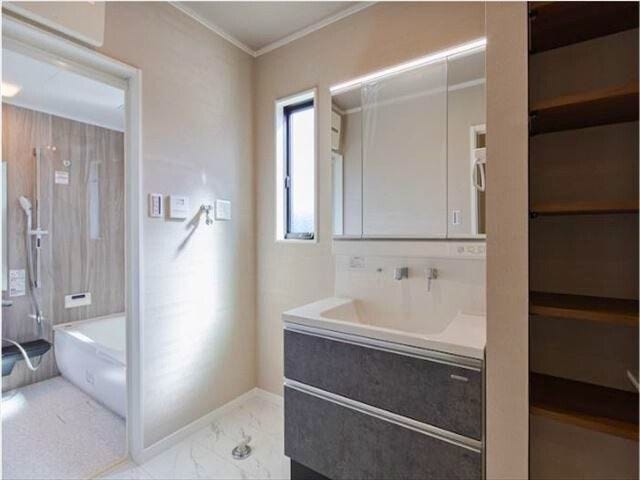 お掃除が楽なほっカラリ床のバスルーム&棚完備の洗面所
(2025年12月7日)