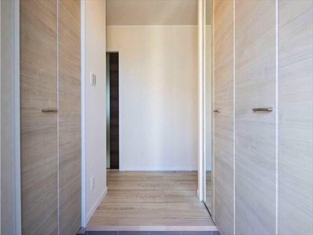 玄関には右手に土間収納、左手に玄関収納と収納力◎
(2025年12月7日)