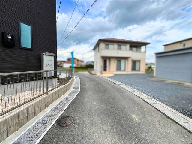 北東側の前面道路です。車がすれ違うには厳しい道幅ですが、車はスピードを抑えて走行するので、お子様にも安全な道幅となっています。
(2025年11月2日 撮影)