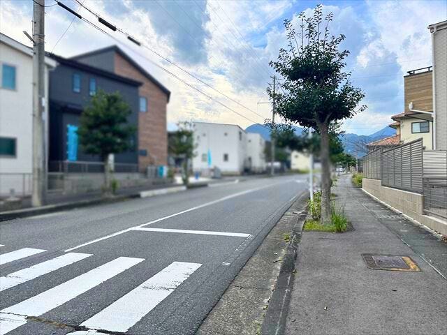南側の前面道路です。広々としていて、街並みが開放的で圧迫感がありません。
(2025年11月2日 撮影)