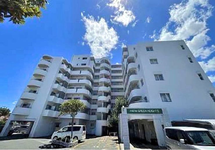 【外観】
小学校まで徒歩約2分(約130m)。通学距離が短く、低学年のお子様がいるご家庭にも配慮された立地です。周辺にイオン原店など商業施設があり、日常利用に対応した生活環境です。