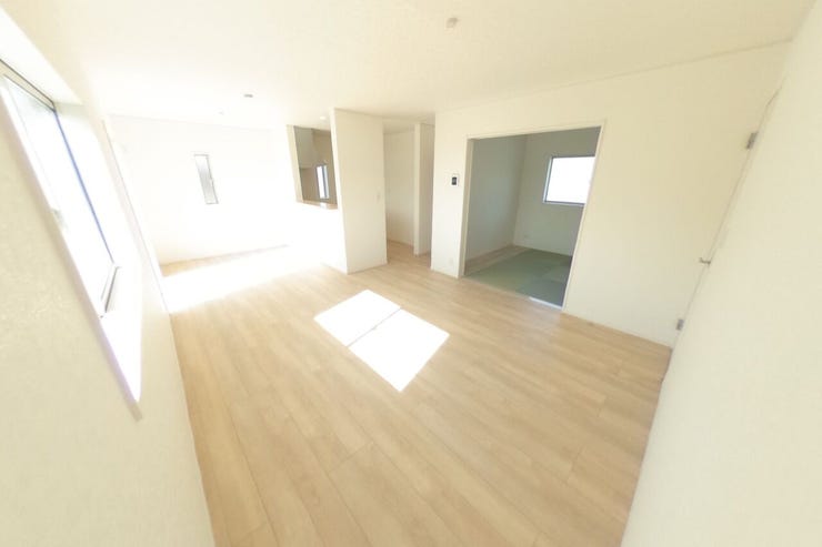 白を基調とした明るい17帖のLDKはダイニングスペース、リビングスペースと分けて使用してもゆとりのある広さです♪(甲斐市篠原 新築建売住宅)