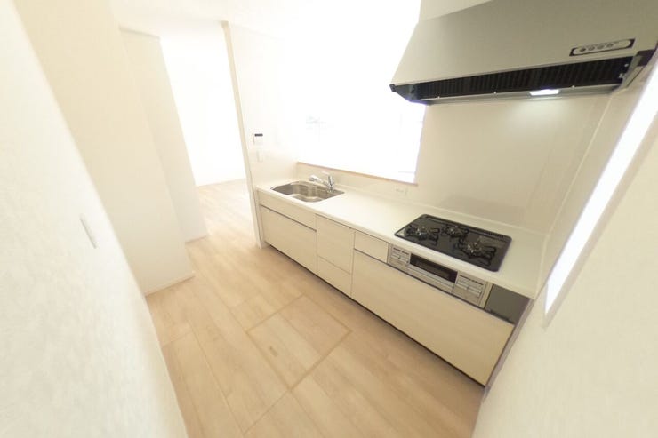 白を基調とした明るい対面キッチンです。浄水器一体型の水洗です。リビング全体を見渡せる対面キッチンです。背面にカップボードを置いてもゆとりのあるスペースです♪(甲斐市篠原 新築建売住宅)