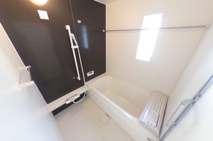 浴室換気乾燥暖房機付きの1坪バスで1日の疲れを癒せます。浴室暖房はヒートショックの予防にも効果的、乾燥機能は花粉の季節のお洗濯干しにも重宝します♪(甲斐市篠原 新築建売住宅)