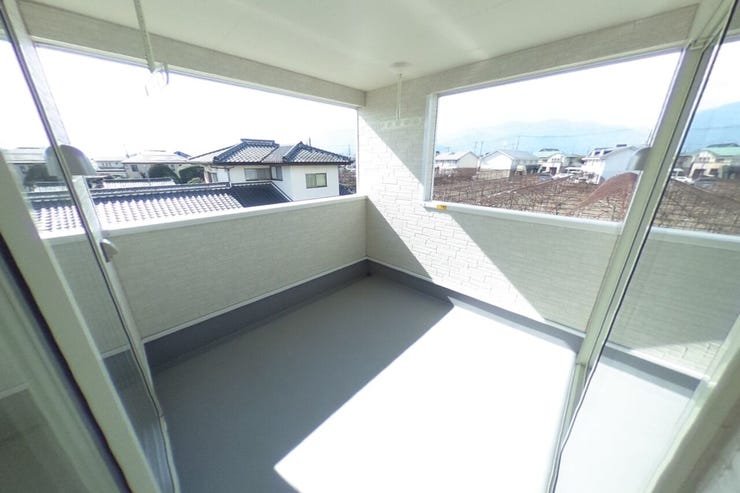 突然の雨にも安心のインナーバルコニーです。共働き世帯にも好評です。ワイドサイズでお布団干しにも重宝します♪(甲斐市篠原 新築建売住宅)