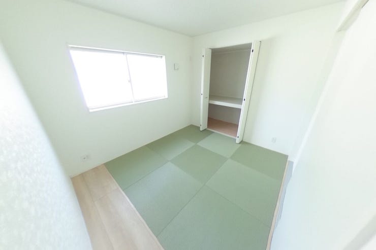 モダンな半畳畳の和室です。収納の扉は襖ではなく、折戸が採用されております。和室の苦手な方にも受け入れやすい和洋室です。(甲斐市篠原 新築建売住宅)
