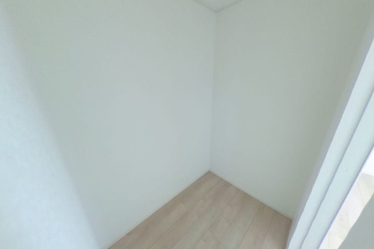 シンプルでスッキリとしたウォークインクローゼットは、収納する物にあわせ、お好きにアレンジ出来ます♪大型箱物収納にも便利です♪(甲斐市篠原 新築建売住宅)