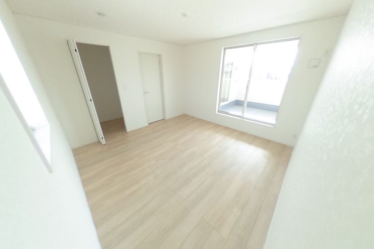 ●8帖洋室●主に主寝室としてご使用いただけます。白を基調とした明るい洋室です。好みの別れない配色なので、カーテンや家具の色味でお好みの空間にカスタマイズできます♪WIC付き(甲斐市篠原 新築建売住宅)