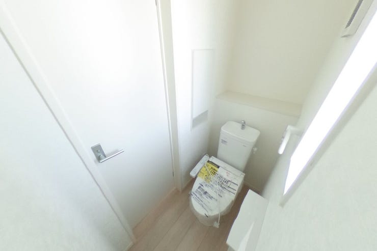 ●2階お手洗い●お手洗いは1階、2階共に手洗いタンク、タオル掛け、収納、ウォシュレット機能搭載です。(甲斐市篠原 新築建売住宅)
