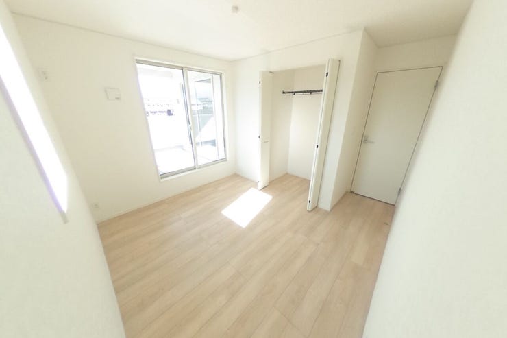 ●5.7帖洋室●白を基調とした明るい洋室です。好みの別れない配色なので、カーテンや家具の色味でお好みの空間にカスタマイズできます♪お子様部屋としてもお使い頂けます♪バルコニーへの出入りも出来ます♪