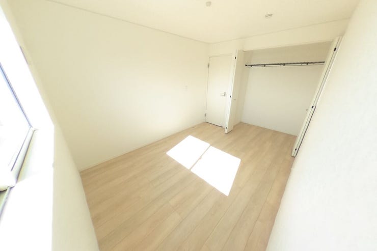 ●6帖洋室●白を基調とした明るい洋室です。好みの別れない配色なので、カーテンや家具の色味でお好みの空間にカスタマイズできます♪お子様部屋としてもお使い頂けます♪(甲斐市篠原 新築建売住宅)