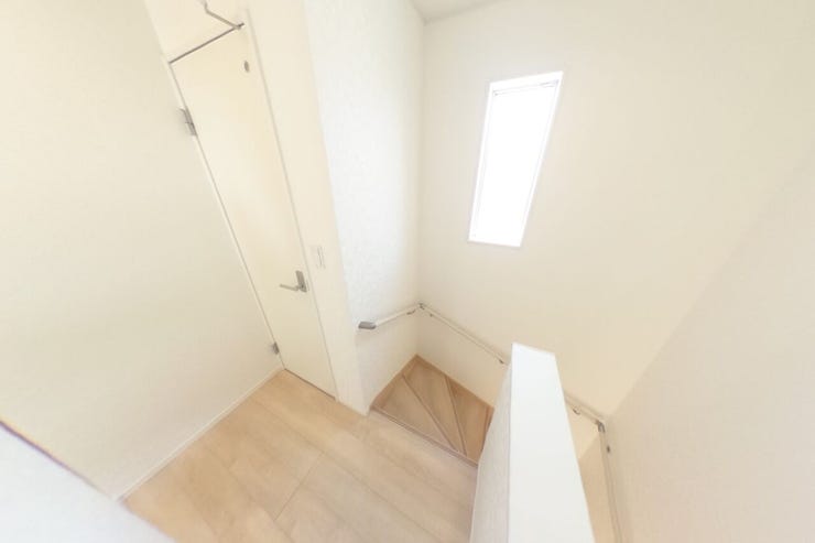 ●2階廊下●階段には手摺りが設置されておりますので昇降の際にも安心ですね♪(甲斐市篠原 新築建売住宅)