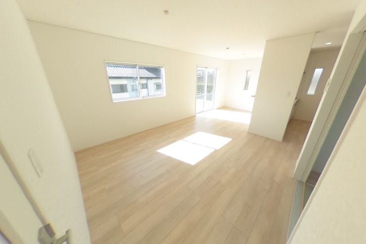 白を基調とした明るい17帖のLDKはダイニングスペース、リビングスペースと分けて使用してもゆとりのある広さです♪リビング全体を見渡せる対面キッチンで小さなお子様のいらっしゃるご家庭にも安心です(甲斐市