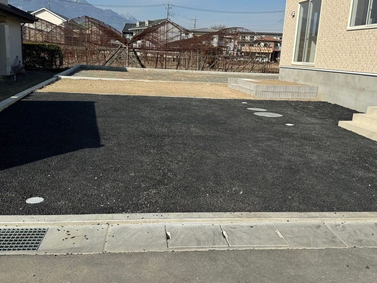 駐車は並列3台可能です。分譲地先は行き止まりなので分譲地の関係者以外通行しない為、お車の入出庫も楽々♪小さなお子様のいらっしゃるご家庭も安心です。(甲斐市篠原 新築建売住宅)