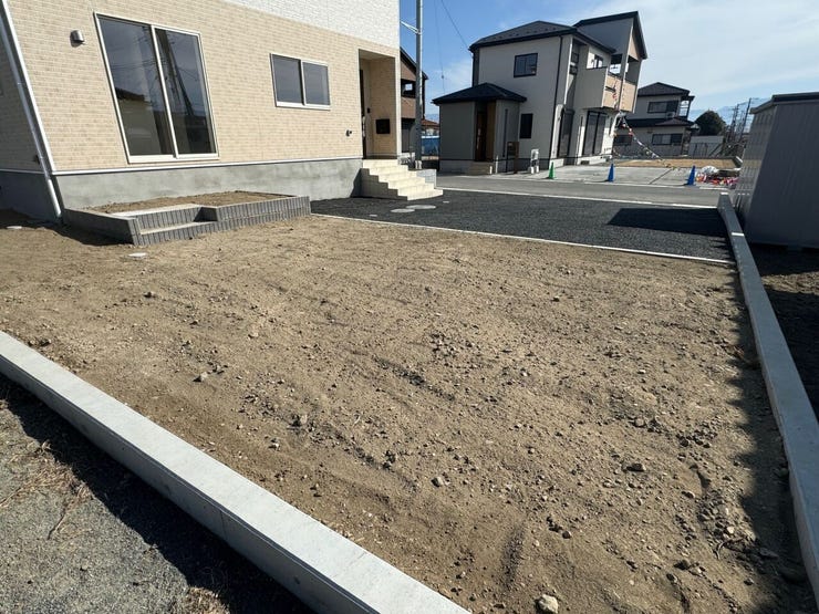 広々とした南庭スペースが魅力の物件です。ウッドデッキを施工したり、駐車スペースの拡張や、家庭菜園スペースやお子様の遊び場、ドッグランスペースにも良いですね。(甲斐市篠原 新築建売住宅)