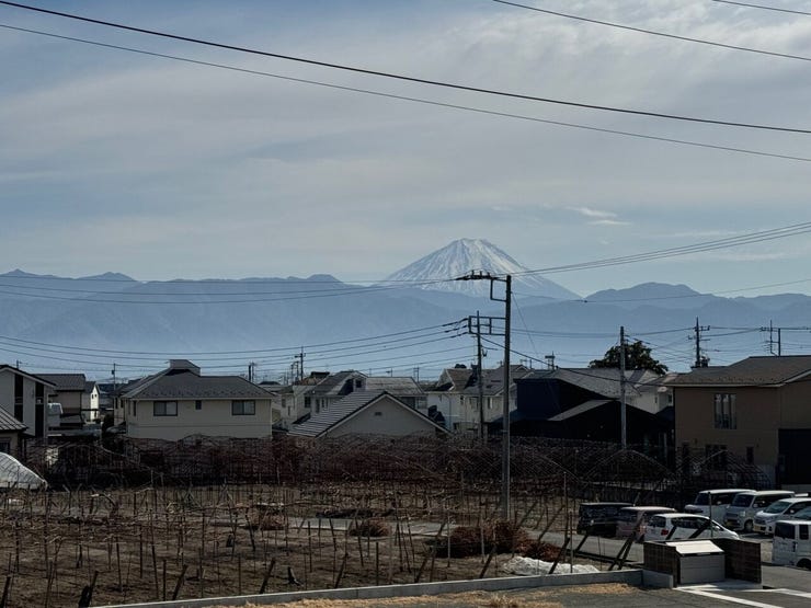 晴れた日にはバルコニーから富士山を眺めることができます♪(甲斐市篠原 新築建売住宅)