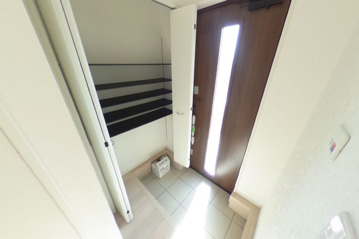 白を基調とした明るい玄関スペース。玄関には人感センサー付き照明がございます。スマートキーでの開閉も可能で荷物の多い時にも助かります♪(甲斐市篠原 新築建売住宅)