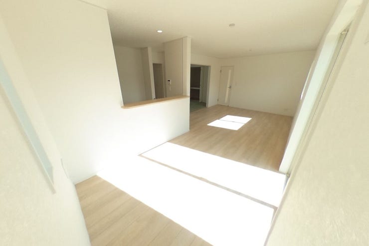 白を基調とした明るい17帖のLDKはダイニングスペース、リビングスペースと分けて使用してもゆとりのある広さです♪リビング全体を見渡せる対面キッチンで小さなお子様のいらっしゃるご家庭にも安心です(甲斐市