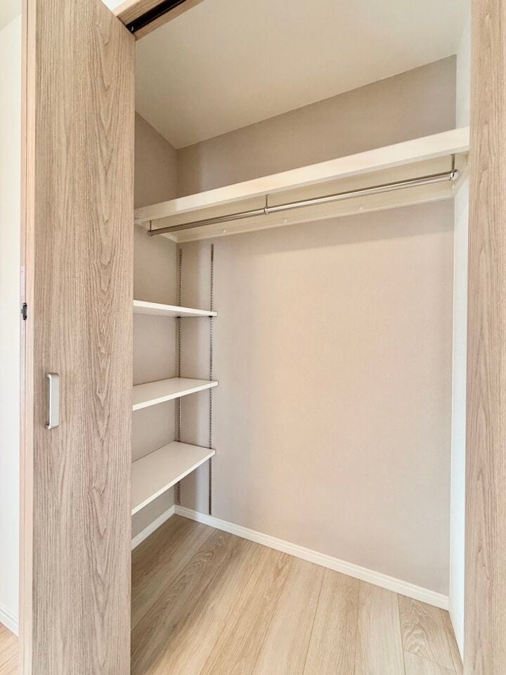 ハンガーパイプや棚が設置されていますので、衣類はもちろん帽子・バッグなどの小物も収納することができます。