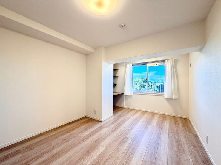 〈8.3帖〉北側の部屋でも遮る建物がないため、室内大変明るいです♪