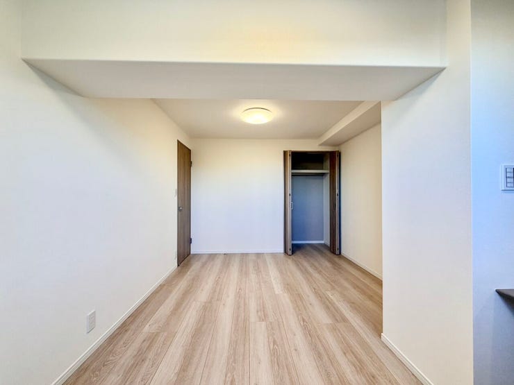 〈8.3帖〉木のぬくもりがやさしいフローリングが安心感をかもしだす