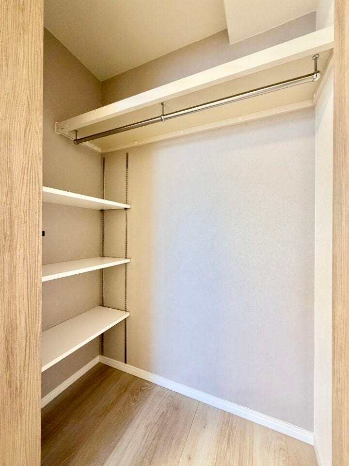 ハンガーパイプや棚が設置されていますので、衣類はもちろん帽子・バッグなどの小物も収納することができます。