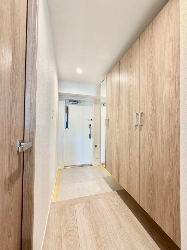 玄関がいつも片づく大容量シューズボックスは、姿見鏡付きなのでお出かけ前のファッションチェックにも便利♪人感センサーライト付きで夜の帰宅も安心♪